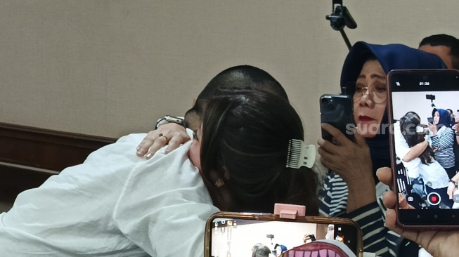 Ammar Zoni peluk kekasihnya, dokter Kamelia saat menjalani sidang kasus narkotika di Pengadilan Negeri Jakarta Pusat pada Kamis, 18 Desember 2025. [Suara.com/Tiara Rosana]