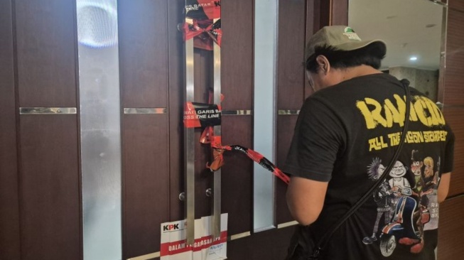 OTT KPK: Ruang Kerja Bupati Bekasi Disegel, Penyelidikan Masih Berlangsung