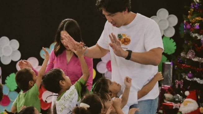 Nikita Willy dan suami, Indra Priawan merayakan ulang tahun anak keduanya di sebuah panti asuhan. [Instagram]