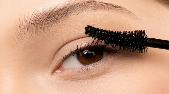 4 Maskara yang Mengandung Serum untuk Rawat Bulu Mata, Harga Terjangkau!