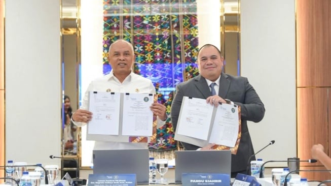 Asosiasi Fintech Indonesia (AFTECH) dan Badan Siber dan Sandi Negara (BSSN) menandatangani Nota Kesepahaman tentang Peningkatan Kapasitas Keamanan Siber dan Sandi Penyelenggara Teknologi Finansial di Jakarta, Rabu (17/12/2025). [Suara.com/Fakhri]