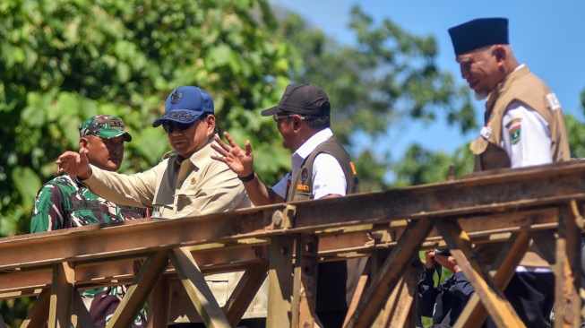 Presiden Prabowo Subianto (kedua kiri) didampingi Gubernur Sumbar Mahyeldi (kanan), Bupati Padang Pariaman John Kenedi Aziz (kedua kanan), dan Dandim 0308/Pariaman Letkol Czi Nur Rahmat Khaeroni (kiri) meninjau jembatan bailey yang baru dibangun di Padang Mantuang, Nagari Kayu Tanam, Padang Pariaman, Sumatera Barat, Kamis (18/12/2025). [ANTARA FOTO/Iggoy el Fitra/tom]