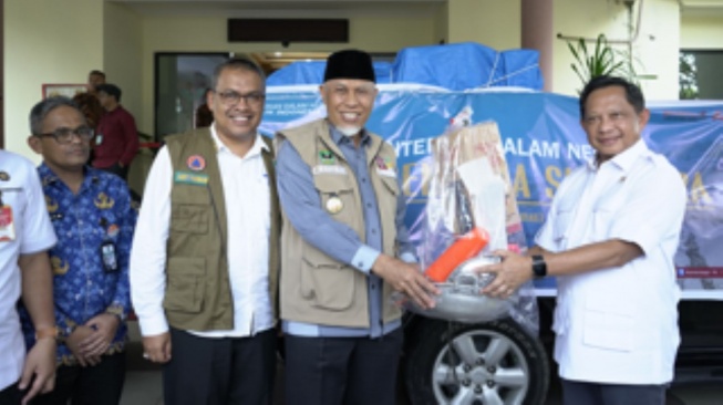 Mendagri Tito Serahkan Bantuan untuk Warga Terdampak Bencana di Sumbar