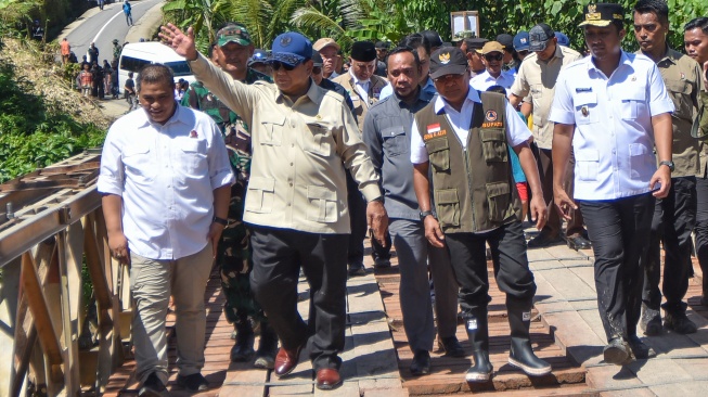 Presiden Prabowo Subianto (ketiga kiri) didampingi Wagub Sumbar Vasko Ruseimy (kanan), Bupati Padang Pariaman John Kenedi Aziz (kedua kanan), Ketua DPRD Padang Pariaman Aprinaldi (ketiga kanan), Dandim 0308/Pariaman Letkol Czi Nur Rahmat Khaeroni (kedua kiri), dan Anggota DPRD Sumbar Verry Mulyadi (kiri) saat meninjau jembatan bailey yang baru dibangun di Padang Mantuang, Nagari Kayu Tanam, Padang Pariaman, Sumatera Barat, Kamis (18/12/2025). [ANTARA FOTO/Iggoy el Fitra/tom]