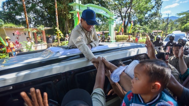 Presiden Prabowo Subianto menyapa masyarakat saat tiba di Nagari Kayu Tanam, Padang Pariaman, Sumatera Barat, Kamis (18/12/2025). [ANTARA FOTO/Iggoy el Fitra/tom]