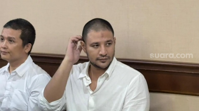 Ammar Zoni saat menjalani sidang kasus narkotika di Pengadilan Negeri Jakarta Pusat pada Kamis, 18 Desember 2025. [Suara.com/Tiara Rosana]