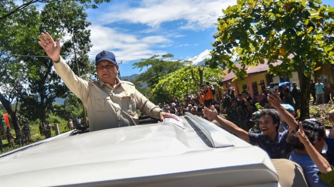 Presiden Prabowo Subianto menyapa masyarakat saat tiba di Nagari Kayu Tanam, Padang Pariaman, Sumatera Barat, Kamis (18/12/2025). [ANTARA FOTO/Iggoy el Fitra/tom]