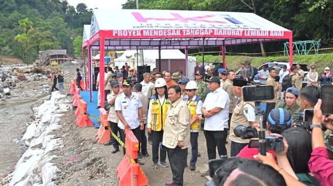 Menteri Dalam Negeri (Mendagri) Muhammad Tito Karnavian mendampingi Presiden Prabowo Subianto meninjau langsung sejumlah titik wilayah terdampak bencana hidrometeorologi (Dok: Kemendagri)