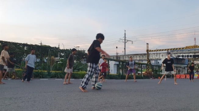 Sejumlah anak bermain bola memanfaatkan penutupan jembatan Kewek di Kota Yogyakarta. (Suara.com/Hiskia)