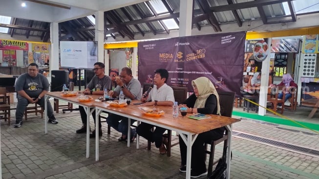 Konferensi pers Bajaj Maxride di Taman Kuliner Pasty, Jogja (Suara.com/Rosiana)