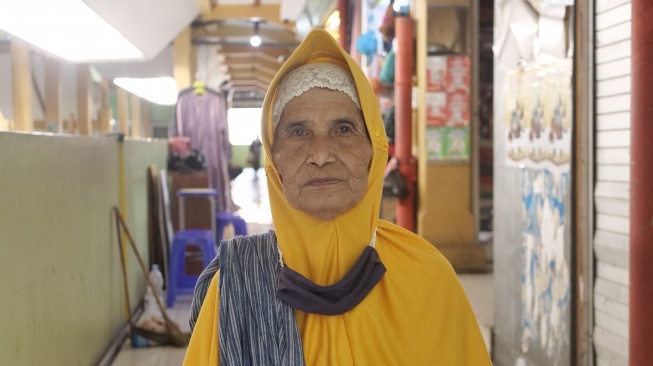 Mbah Giyah, buruh gendong berusia 80 tahun di Pasar Beringharjo (Suara.com/Zidan)