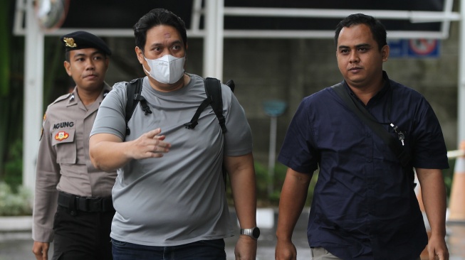 Kepala Kejaksaan Negeri (Kajari) Hulu Sungai Utara (HSU) Albertinus P. Napitupulu (tengah) dikawal petugas saat tiba di Gedung Merah Putih KPK usai terjaring operasi tangkap tangan (OTT), Jakarta, Jumat (19/12/2025). [ANTARA FOTO/Zaigham Priatna/IES/sgd]