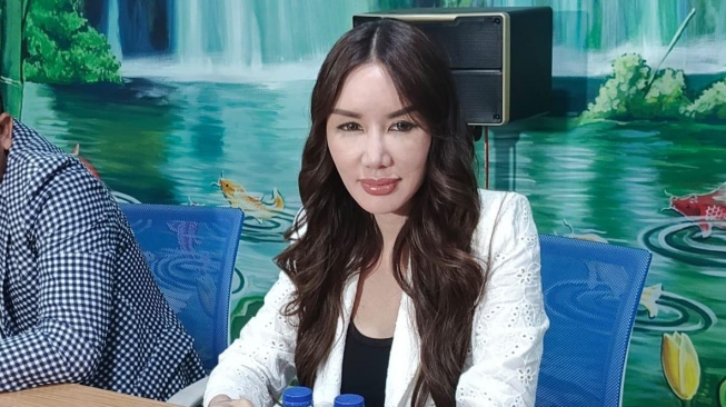 Dituding Jadi Orang Ketiga, Ade Tya Bongkar Isi Chat Ari Lasso yang Bikin Syok