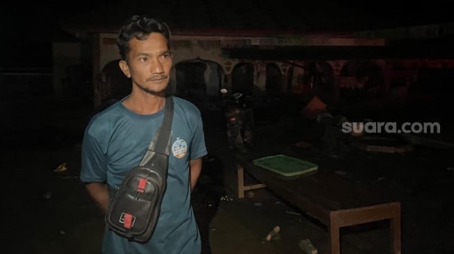 Mirza, warga Gampong Dayah Husein, Meurah Dua, Pidie Jaya, saat ditemui Suara.com, Senin (15/12/2025) malam. [Suara.com/Iskandar]