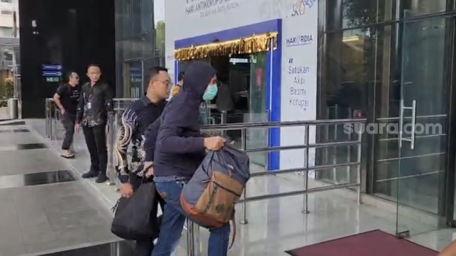 OTT KPK di Kalsel, Dua Orang Tiba di Gedung Merah Putih untuk Pemeriksaan Intensif