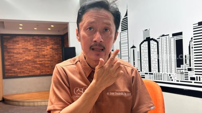 Dokter Spesialis Kulit dan Kelamin Clara Skin Clinic, dr. Dani Djuanda, Sp.D.V.E, FINSDV, FAADV  di Jakarta, (13/12/2025) (Suara.com/Dini Afrianti)