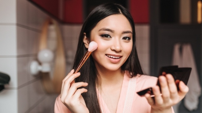10 Urutan Makeup yang Benar untuk Pemula, Hasil Flawless dan Tahan Lama