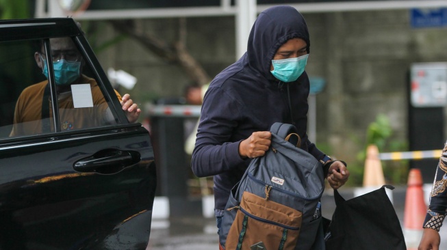 Kepala Seksi Intelijen Kejaksaan Negeri (Kejari) Hulu Sungai Utara (HSU) Asis Budianto (kanan) tiba di Gedung Merah Putih KPK usai terjaring operasi tangkap tangan (OTT), Jakarta, Jumat (19/12/2025). [ANTARA FOTO/Zaigham Priatna/IES/sgd]