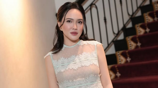 OOTD Shandy Aulia saat ibadah jelang Natal 2025 bersama keluarga (IG/@shandyaulia)