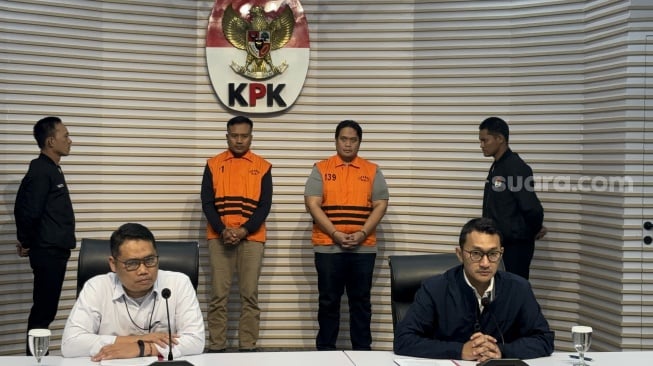 Pelaksana Tugas (Plt) Deputi Penindakan dan Eksekusi KPK Asep Guntur Rahayu, memberikan penjelasan penahanan Kajari dan Kasi Intel Kejaksaan Negeri HSU  di Gedung Merah Putih KPK, Jakarta Selatan, Sabtu (20/12/2025) dini hari. [Suara.com/Dea]