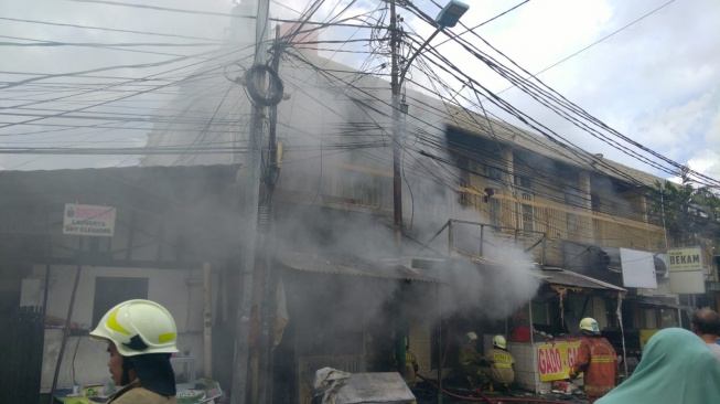 Si Jago Merah Mengamuk di Kemanggisan, Warung Gado-Gado Ludes Terbakar