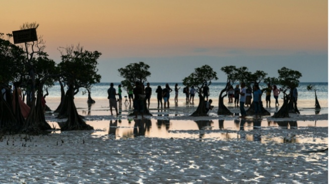 Bukan Meninggalkan, Hanya Mendefinisikan Ulang: Kisah Anak Nelayan di Era Modern