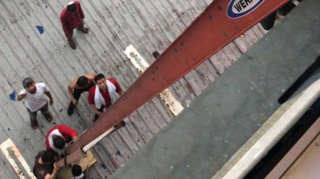 Kebakaran Hotel di Pekanbaru, Sejumlah Orang Dievakuasi lewat Atap