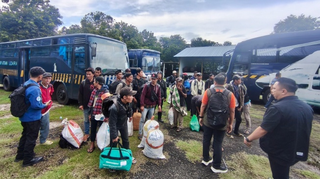 Pemprov Jateng Pulangkan 100 Warga Terdampak Banjir Sumatera