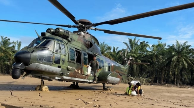Bawa Bantuan Korban Banjir, Helikopter TNI AU Mendarat di Landasan Penuh Lumpur Aceh Tamiang