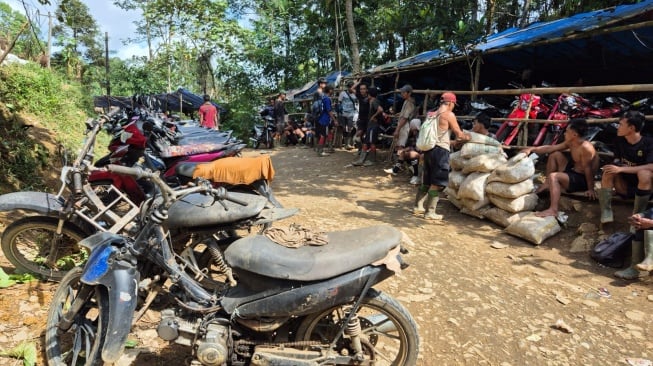 Parkiran Kendaraan Diduga Milik Aparat di Lokasi Gunung Guruh, Kampung Cirangsad, Desa Banyuwangi, Kecamatan Cigudeg, Kabupaten Bogor, Jawa Barat [Andi Ahmad S/Suara.com]