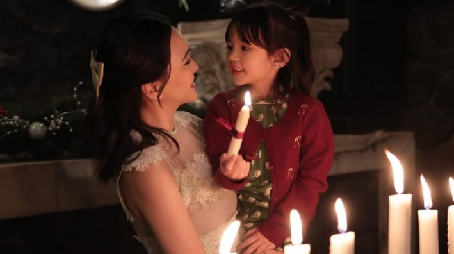 OOTD Shandy Aulia saat ibadah jelang Natal 2025 bersama keluarga (IG/@shandyaulia)