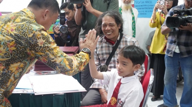 Bukan Sekadar Angka: Mengapa Gerakan Ayah Mengambil Rapor Anak Ke Sekolah Adalah Investasi?