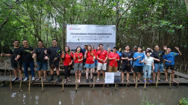 Asuransi Simas Jiwa Terapkan ESG Lewat Rehabilitasi Mangrove