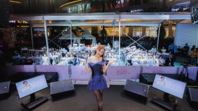 Nayeon TWICE sukses membuat area Central Park, Jakarta Barat, bergemuruh pada Jumat, 19 Desember 2025. [official UBS Gold]