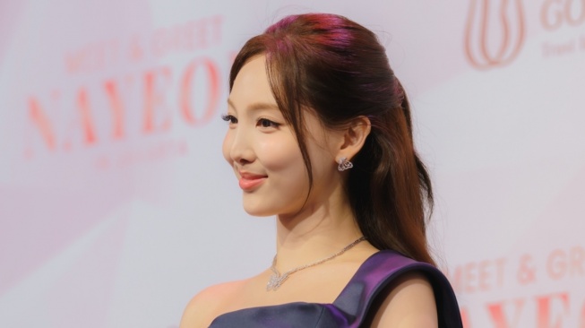 Nayeon TWICE sukses membuat area Central Park, Jakarta Barat, bergemuruh pada Jumat, 19 Desember 2025. [official UBS Gold]