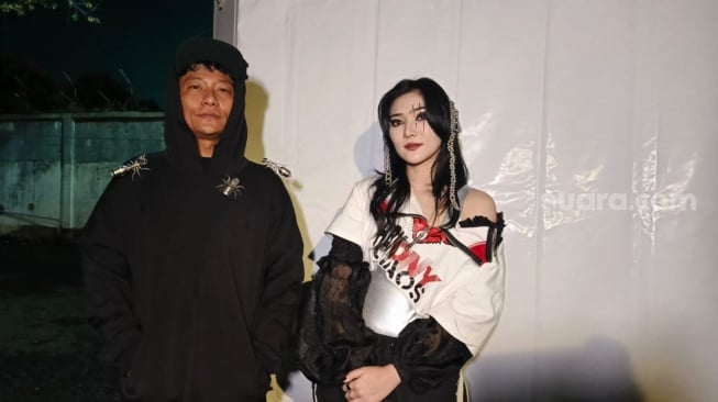 Isyana Sarasvati dan Kasimyn jelang manggung di acara Soundrenaline 2025 di Taman Peruri, Jakarta Selatan pada Sabtu, 20 Desember 2025. [Suara.com/Rena Pangesti]
