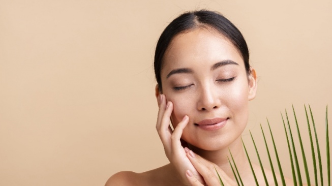 5 Sunscreen Lokal yang Bisa Jadi Primer Makeup, Bikin Riasan Awet Berjam-jam