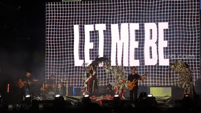 Isyana Sarasvati dan Kasimyn jelang manggung di acara Soundrenaline 2025 di Taman Peruri, Jakarta Selatan pada Sabtu, 20 Desember 2025. [Suara.com/Rena Pangesti]