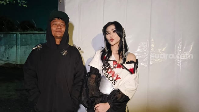 Isyana Sarasvati dan Kasimyn jelang manggung di acara Soundrenaline 2025 di Taman Peruri, Jakarta Selatan pada Sabtu, 20 Desember 2025. [Suara.com/Rena Pangesti]