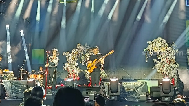 Isyana Sarasvati dan Kasimyn jelang manggung di acara Soundrenaline 2025 di Taman Peruri, Jakarta Selatan pada Sabtu, 20 Desember 2025. [Suara.com/Rena Pangesti]