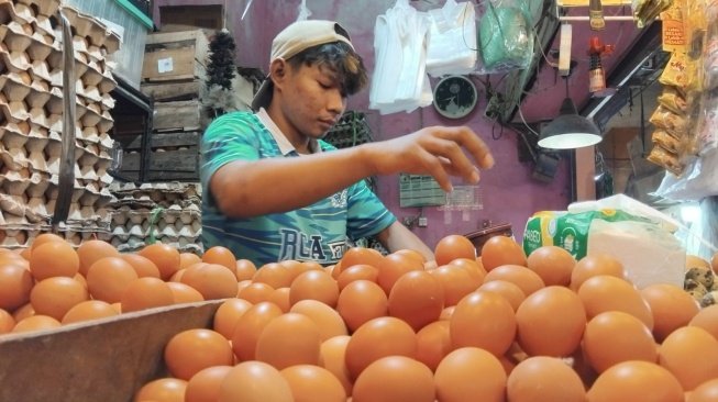 Sejumlah harga kebutuhan pokok di Pasar Cibinong mengalami kenaikan jelang Nataru, Senin 22 Desember 2025. [Andi Ahmad S/Suara.com]