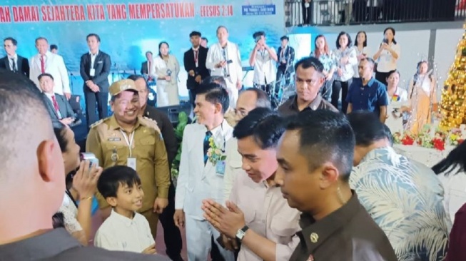 Gibran Bagi-bagi Kado Natal di Bitung, Ratusan Anak Riuh