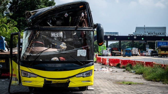 Kondisi bangkai bus PO Cahaya Trans bernomor polisi B 7201 IV pascakecelakaan terparkir di kawasan Gerbang Tol Muktiharjo, Semarang, Jawa Tengah, Senin (22/12/2025). [ANTARA FOTO/Aprillio Akbar/foc]