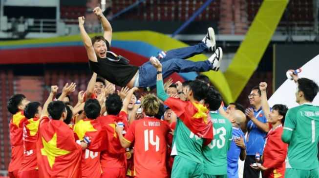 Skuad Timnas Vietnam merayakan keberhasilan meraih medail emas SEA Games 2025 setelah mengalahkan Thailand. [Soha.vn]
