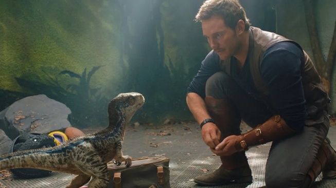 Film Jurassic World: Fallen Kingdom yang dibintangi Chris Pratt dan Bryce Dallas Howard akan tayang Senin (22/12/2025) malam ini pukul 21.00 WIB di Trans TV. [Universal Pictures]