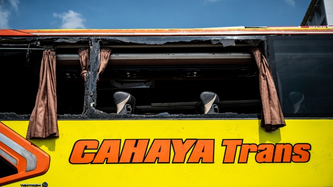 Kondisi bangkai bus PO Cahaya Trans bernomor polisi B 7201 IV pascakecelakaan terparkir di kawasan Gerbang Tol Muktiharjo, Semarang, Jawa Tengah, Senin (22/12/2025). [ANTARA FOTO/Aprillio Akbar/foc]