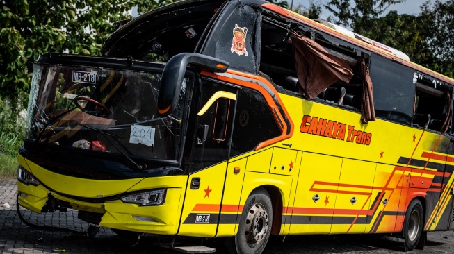 Kondisi bangkai bus PO Cahaya Trans bernomor polisi B 7201 IV pascakecelakaan terparkir di kawasan Gerbang Tol Muktiharjo, Semarang, Jawa Tengah, Senin (22/12/2025). [ANTARA FOTO/Aprillio Akbar/foc]