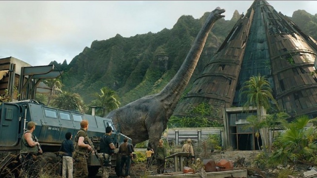 Film Jurassic World: Fallen Kingdom yang dibintangi Chris Pratt dan Bryce Dallas Howard akan tayang Senin (22/12/2025) malam ini pukul 21.00 WIB di Trans TV. [Universal Pictures]
