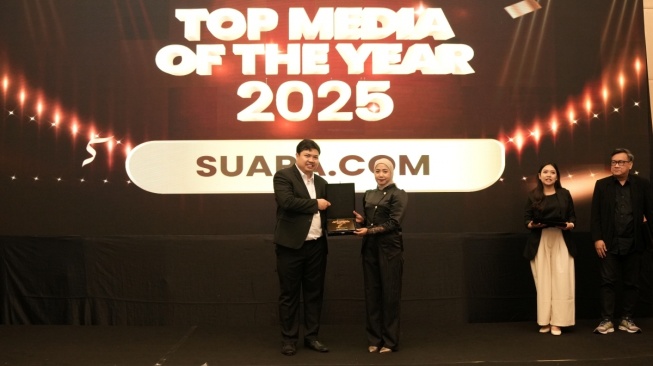 Perwakilan dari Suara.com menerima penghargaan Top Media of The Year 2025 dari Seedbacklink dalam agenda Seedbacklink Summit 2026: Marketing & Communication Outlook 2026 yang digelar di Jakarta, Sabtu (20/12/2025). [Dok]