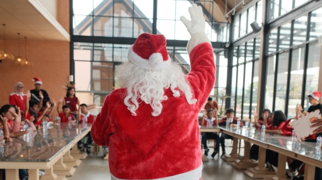 Lebih dari Sekadar Roti: Kartika Sari Berbagi Hampers Jelang Natal di Momen Ulang Tahun Ke-50